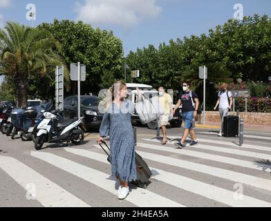 Una donna Waves Arrivederci come viaggiatori si dirigono verso l'aeroporto internazionale di Ibiza, come l'industria del turismo in Spagna è stata duramente colpita dall'ultimo requisito di quarantena di 14 giorni dal governo britannico per tutti i turisti che viaggiano dalla Spagna a causa dei suoi alti livelli di casi COVID-19. Data foto: Domenica 2 agosto 2020. Foto Stock