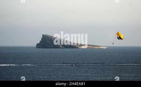 Una mongolfiera parasailing vola sul mare di Benidorm, una località balneare sulla costa orientale della Spagna, Come l'industria del turismo in Spagna è stato colpito duramente dall'ultimo requisito di quarantena di 14 giorni da parte del governo britannico per tutti i turisti che viaggiano dalla Spagna a causa dei suoi alti livelli di casi COVID-19. Data foto: Venerdì 31 luglio 2020. Foto Stock