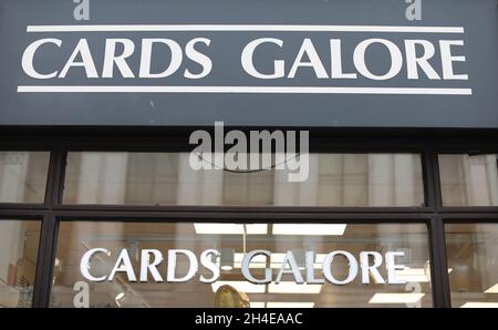 Una filiale di Cards Galore a Londra, in quanto l'azienda ha registrato una perdita ante imposte di 602milioni di sterline per la prima metà dell'anno. Data foto: Venerdì 7 agosto 2020. Foto Stock