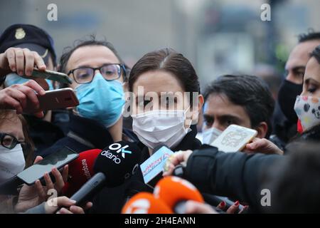 Isabel Díaz Ayuso, presidente della Comunità di Madrid, parla ai media sulla scena a seguito di un'esplosione causata da una sospetta fuga di gas in un edificio residenziale nel centro di Madrid, Spagna. Secondo i rapporti, almeno tre persone sono state uccise e otto ferite dopo la forte esplosione. Data foto: Mercoledì 20 gennaio 2021. Il credito fotografico dovrebbe essere: Isabel Infantes Foto Stock