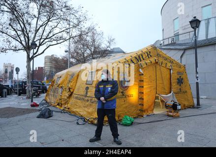 Servizi di emergenza sulla scena a seguito di un'esplosione causata da una sospetta perdita di gas in un edificio residenziale nel centro di Madrid, Spagna. Secondo i rapporti, almeno quattro persone sono state uccise e otto ferite dopo la forte esplosione. Data foto: Mercoledì 20 gennaio 2021. Il credito fotografico dovrebbe essere: Isabel Infantes Foto Stock