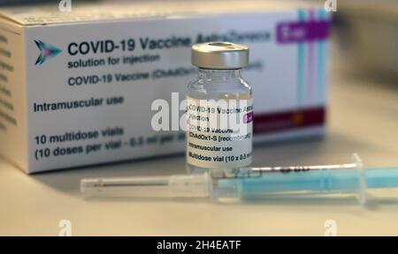 Un campione e una siringa con una scatola di vaccino Covid-19 AstraZeneca con 10 flaconcini multidose da 5 ml per dose durante una vaccinazione di massa allo stadio metropolitano Wanda di Madrid, in Spagna. Data foto: Sabato 27 febbraio 2021. Il credito fotografico deve essere: Isabel Infantes/EMPICS Entertainment Foto Stock