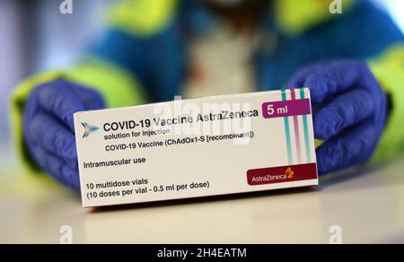 Una scatola di vaccino Covid-19 AstraZeneca con 10 flaconcini multidose da 5 ml per dose durante una vaccinazione di massa allo stadio metropolitano di Wanda di Madrid, in Spagna. Data foto: Sabato 27 febbraio 2021. Il credito fotografico deve essere: Isabel Infantes/EMPICS Entertainment Foto Stock