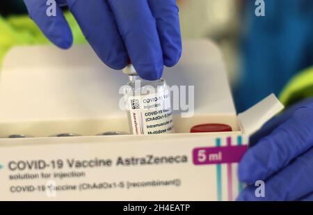 Un campione in una scatola di vaccino Covid-19 AstraZeneca con 10 flaconcini multidose da 5 ml per dose durante una vaccinazione di massa allo stadio metropolitano Wanda di Madrid, in Spagna. Data foto: Sabato 27 febbraio 2021. Il credito fotografico deve essere: Isabel Infantes/EMPICS Entertainment Foto Stock