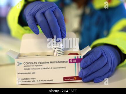 Una scatola di vaccino Covid-19 AstraZeneca con 10 flaconcini multidose da 5 ml per dose durante una vaccinazione di massa allo stadio metropolitano di Wanda di Madrid, in Spagna. Data foto: Sabato 27 febbraio 2021. Il credito fotografico deve essere: Isabel Infantes/EMPICS Entertainment Foto Stock