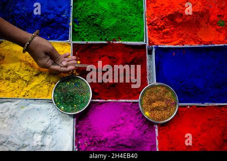 Kathmandu, Nepal. 2 novembre 2021. Un fornitore dispone vermillion colori per un cliente un giorno davanti a Tihar, il festival delle luci chiamato anche Diwali a Kathmandu, Nepal il martedì 2 novembre 2021. (Credit Image: © Skanda Gautam/ZUMA Press Wire) Foto Stock