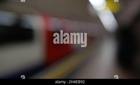 9 ottobre 2021 - Londra UK: Immagine di sfondo sfocata del treno della metropolitana di Londra Foto Stock