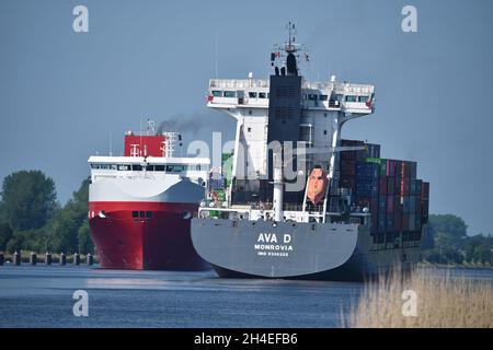 Le navi si incontrano nel canale di Kiel Foto Stock