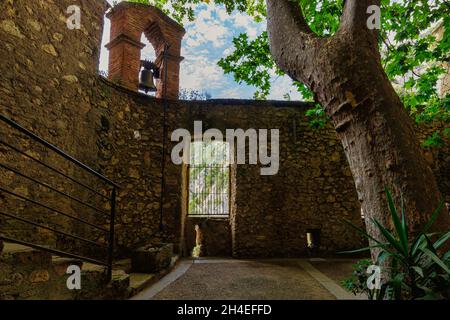 Cortile dell'Eremo di Sant'Antoine nelle Gole di Galamus, Francia Foto Stock