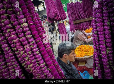 Kathmandu, Bagmati, Nepal. 2 novembre 2021. Un venditore locale vende la ghirlanda di fiori di globo di amaranto (Makhamali) durante il festival di Tihar ad un mercato a Kathmandu, Nepal il 2 novembre 2021. Tihar o Diwali, la festa indù dei fiori e delle luci, è celebrata per cinque giorni. (Credit Image: © Sunil Sharma/ZUMA Press Wire) Foto Stock