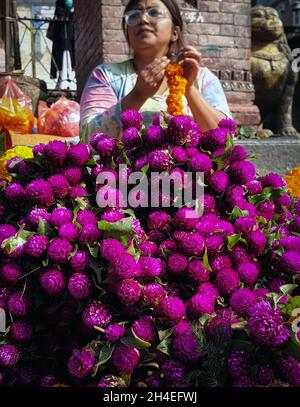 Kathmandu, Bagmati, Nepal. 2 novembre 2021. Una donna prepara la ghirlanda mentre vende i fiori durante il festival di Tihar ad un mercato a Kathmandu, Nepal il 2 novembre 2021. Tihar o Diwali, la festa indù dei fiori e delle luci, è celebrata per cinque giorni. (Credit Image: © Sunil Sharma/ZUMA Press Wire) Foto Stock