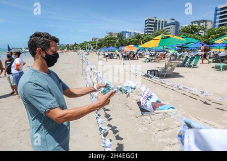 AL - Maceio - 11/02/2021 - MACEIO, progetto RUPTURA - le foto del progetto Ruptura sono viste esposte sulle sabbie della spiaggia di Pajuca questo martedì (2). L'azione mostra le foto che raffigurano le case e la popolazione dei quartieri di Bebedouro, Pinheiro, Mutange e Bom Parto, colpiti dall'affondamento del suolo che è stato attribuito alle attività estrattive svolte dalle aziende della regione. Foto: Itawi Albuquerque/AGIF/Sipa USA Credit: Sipa USA/Alamy Live News Foto Stock