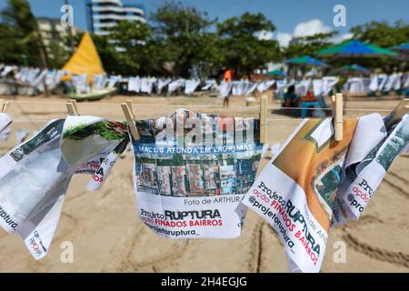 AL - Maceio - 11/02/2021 - MACEIO, progetto RUPTURA - le foto del progetto Ruptura sono viste esposte sulle sabbie della spiaggia di Pajuca questo martedì (2). L'azione mostra le foto che raffigurano le case e la popolazione dei quartieri di Bebedouro, Pinheiro, Mutange e Bom Parto, colpiti dall'affondamento del suolo che è stato attribuito alle attività estrattive svolte dalle aziende della regione. Foto: Itawi Albuquerque/AGIF/Sipa USA Credit: Sipa USA/Alamy Live News Foto Stock