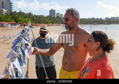 AL - Maceio - 11/02/2021 - MACEIO, progetto RUPTURA - le foto del progetto Ruptura sono viste esposte sulle sabbie della spiaggia di Pajuca questo martedì (2). L'azione mostra le foto che raffigurano le case e la popolazione dei quartieri di Bebedouro, Pinheiro, Mutange e Bom Parto, colpiti dall'affondamento del suolo che è stato attribuito alle attività estrattive svolte dalle aziende della regione. Foto: Itawi Albuquerque/AGIF/Sipa USA Foto Stock