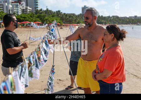 AL - Maceio - 11/02/2021 - MACEIO, progetto RUPTURA - le foto del progetto Ruptura sono viste esposte sulle sabbie della spiaggia di Pajuca questo martedì (2). L'azione mostra le foto che raffigurano le case e la popolazione dei quartieri di Bebedouro, Pinheiro, Mutange e Bom Parto, colpiti dall'affondamento del suolo che è stato attribuito alle attività estrattive svolte dalle aziende della regione. Foto: Itawi Albuquerque/AGIF/Sipa USA Foto Stock