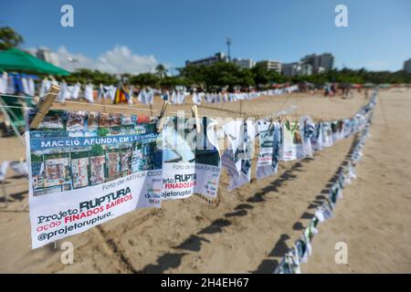 AL - Maceio - 11/02/2021 - MACEIO, progetto RUPTURA - le foto del progetto Ruptura sono viste esposte sulle sabbie della spiaggia di Pajuca questo martedì (2). L'azione mostra le foto che raffigurano le case e la popolazione dei quartieri di Bebedouro, Pinheiro, Mutange e Bom Parto, colpiti dall'affondamento del suolo che è stato attribuito alle attività estrattive svolte dalle aziende della regione. Foto: Itawi Albuquerque/AGIF/Sipa USA Foto Stock