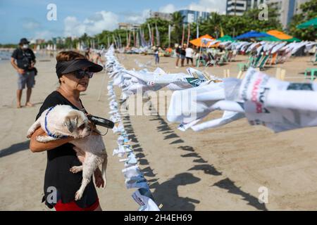 AL - Maceio - 11/02/2021 - MACEIO, progetto RUPTURA - le foto del progetto Ruptura sono viste esposte sulle sabbie della spiaggia di Pajuca questo martedì (2). L'azione mostra le foto che raffigurano le case e la popolazione dei quartieri di Bebedouro, Pinheiro, Mutange e Bom Parto, colpiti dall'affondamento del suolo che è stato attribuito alle attività estrattive svolte dalle aziende della regione. Foto: Itawi Albuquerque/AGIF/Sipa USA Foto Stock