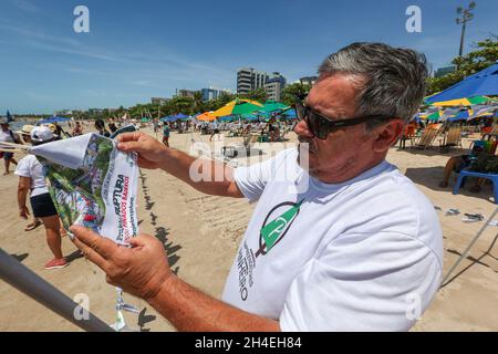 AL - Maceio - 11/02/2021 - MACEIO, progetto RUPTURA - le foto del progetto Ruptura sono viste esposte sulle sabbie della spiaggia di Pajuca questo martedì (2). L'azione mostra le foto che raffigurano le case e la popolazione dei quartieri di Bebedouro, Pinheiro, Mutange e Bom Parto, colpiti dall'affondamento del suolo che è stato attribuito alle attività estrattive svolte dalle aziende della regione. Foto: Itawi Albuquerque/AGIF/Sipa USA Foto Stock