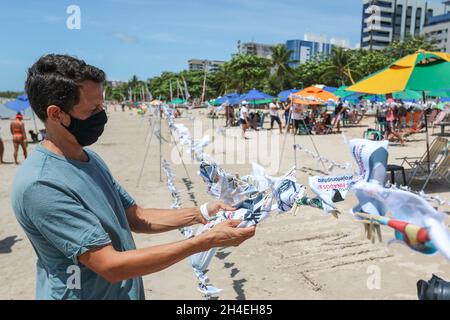 AL - Maceio - 11/02/2021 - MACEIO, progetto RUPTURA - le foto del progetto Ruptura sono viste esposte sulle sabbie della spiaggia di Pajuca questo martedì (2). L'azione mostra le foto che raffigurano le case e la popolazione dei quartieri di Bebedouro, Pinheiro, Mutange e Bom Parto, colpiti dall'affondamento del suolo che è stato attribuito alle attività estrattive svolte dalle aziende della regione. Foto: Itawi Albuquerque/AGIF/Sipa USA Foto Stock