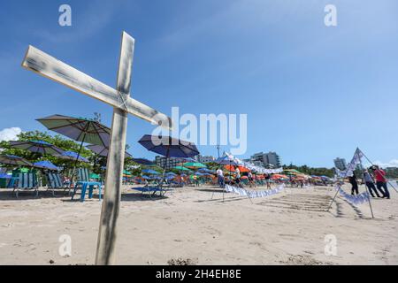 AL - Maceio - 11/02/2021 - MACEIO, progetto RUPTURA - le foto del progetto Ruptura sono viste esposte sulle sabbie della spiaggia di Pajuca questo martedì (2). L'azione mostra le foto che raffigurano le case e la popolazione dei quartieri di Bebedouro, Pinheiro, Mutange e Bom Parto, colpiti dall'affondamento del suolo che è stato attribuito alle attività estrattive svolte dalle aziende della regione. Foto: Itawi Albuquerque/AGIF/Sipa USA Foto Stock