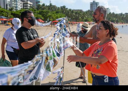 AL - Maceio - 11/02/2021 - MACEIO, progetto RUPTURA - le foto del progetto Ruptura sono viste esposte sulle sabbie della spiaggia di Pajuca questo martedì (2). L'azione mostra le foto che raffigurano le case e la popolazione dei quartieri di Bebedouro, Pinheiro, Mutange e Bom Parto, colpiti dall'affondamento del suolo che è stato attribuito alle attività estrattive svolte dalle aziende della regione. Foto: Itawi Albuquerque/AGIF/Sipa USA Foto Stock