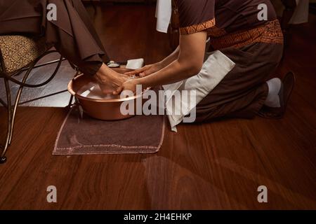 Cliente femminile che riceve un massaggio tailandese ai piedi Foto Stock