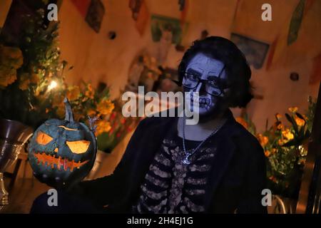 Una persona tiene una serata al cimitero di San Pedro Tláhuac, in attesa dell'arrivo dei loro cari defunti, i parenti decorano con fiori, Portate loro del cibo e cantate alle tombe come le tradizioni messicane di Day of the Dead per augurare loro un buon ritorno sulla strada per Mictlan. Il 1 novembre 2021 a Città del Messico, Messico. (Foto di Fernanda Rojas/ Eyepix Group) Foto Stock