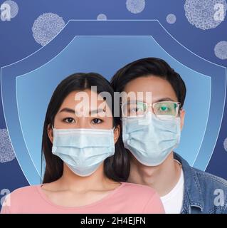 Giovane coppia cinese che indossa maschere protettive mediche, Collage Foto Stock