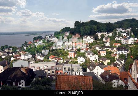 Blankenese è un elegante sobborgo di Amburgo, le belle case di Blankenese sullo sfondo il fiume Elba. Germania, Europa Foto Stock