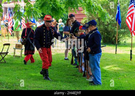 Gettysburg, PA, USA - 2 luglio 2016: I ragazzi giovani ricevettero istruzioni dai reenattori che indossavano abiti tipici del periodo della guerra civile nel centro di Gettysbu Foto Stock