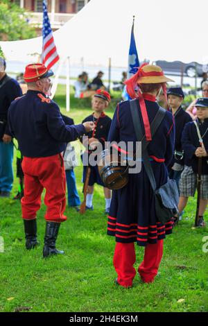 Gettysburg, PA, USA - 2 luglio 2016: I ragazzi giovani ricevettero istruzioni dai reenattori che indossavano abiti tipici del periodo della guerra civile nel centro di Gettysbu Foto Stock