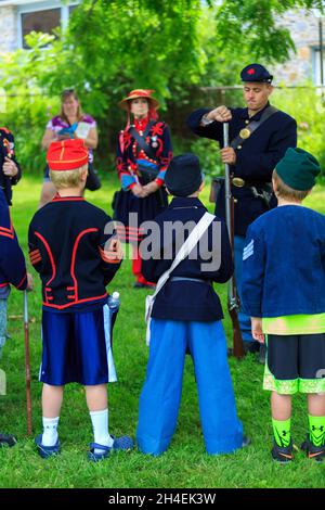 Gettysburg, PA, USA - 2 luglio 2016: I ragazzi giovani ricevettero istruzioni dai reenattori che indossavano abiti tipici del periodo della guerra civile nel centro di Gettysbu Foto Stock