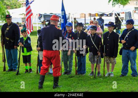 Gettysburg, PA, USA - 2 luglio 2016: I ragazzi giovani ricevettero istruzioni dai reenattori che indossavano abiti tipici del periodo della guerra civile nel centro di Gettysbu Foto Stock