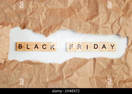 Offerta Black Friday. Testo in carta artigianale strappata. Foto Stock