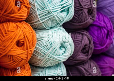 Palle multicolore di filato per maglieria. Fili di lana per il lavoro d'ago. Foto Stock