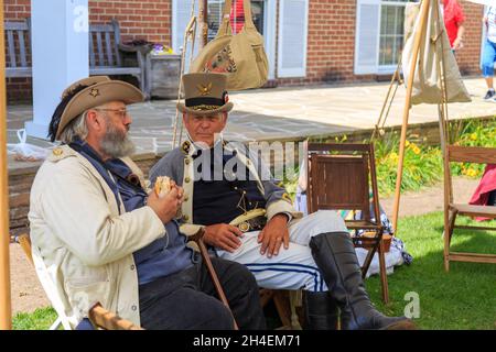 Gettysburg, PA, USA - 2 luglio 2016: I reenattori che indossano abiti tipici del periodo della guerra civile presso l'Heritage Centre si mescolano con i turisti durante l'anno Foto Stock