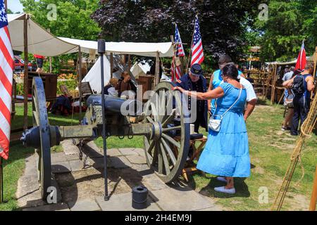 Gettysburg, PA, USA - 2 luglio 2016: I reenattori che indossano abiti tipici del periodo della guerra civile presso l'Heritage Centre si mescolano con i turisti durante l'anno Foto Stock