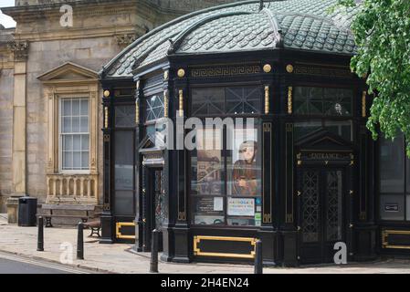 Harrogate Museum, vista dell'ingresso al Royal Pump Room Museum che mostra la sua famosa esposizione egiziana in una finestra frontale, Harrogate, Yorkshire, Regno Unito Foto Stock