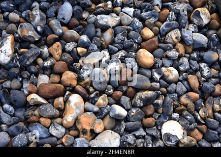 Kieselsteine an der Ostseekueste sind wunderschoen anzusehen. I ciottoli sulla costa baltica sono belli da vedere. Foto Stock