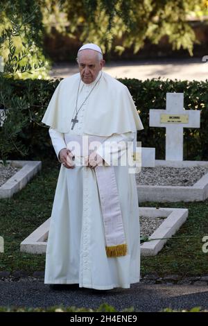 Roma, Italia. 2 novembre 2021. PAPA FRANCESCO in occasione della festa dei morti si recò al cimitero militare francese, dove pose delle rose sulle tombe dei soldati morti e celebrò la messa. (Credit Image: © Evandro Inetti/ZUMA Press Wire) Foto Stock