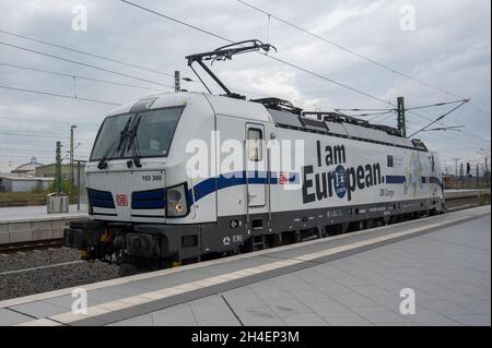 Lipsia, Germania. 29 settembre 2021. Alla stazione centrale di Lipsia c'è una locomotiva con l'iscrizione "Io sono europeo”. Credit: Christophe Gateau/dpa/Alamy Live News Foto Stock