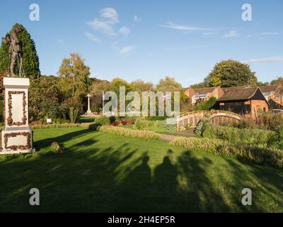 War Memorial in Old Amersham Memorial Peace Gardens Buckinghamshire Inghilterra UK con i Memoriali di guerra WW1 e WW2 Foto Stock