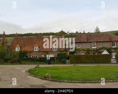 Vista attraverso il verde villaggio di Turville verso Cobstone Windmill un mulino a fumo costruito nel 1816 su Turville Hill Buckinghamshire Inghilterra Regno Unito Foto Stock