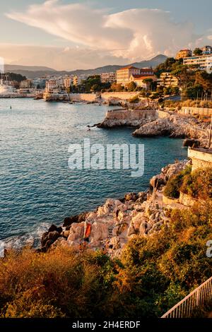 Vista panoramica delle scogliere vicino al porto di Nizza, Francia. Foto scattata dal lato Mont Boron del porto, con vista su le Plongeoir. Foto Stock