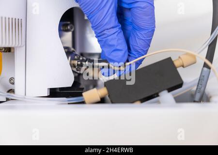 Chimico che collega il nebulizzatore alla sorgente ionica dello spettrometro di massa. Cromatografia liquida con rilevatore di massa. Foto Stock