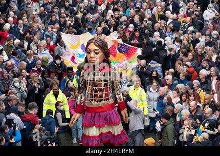 Rochdale, Regno Unito, 2 novembre 2021. Little Amal un'opera d'arte viva di 3.5 metri di altezza di un giovane rifugiato siriano che ha viaggiato attraverso la Turchia, la Grecia, l'Italia, la Francia, la Svizzera, Germania, Belgio e Regno Unito, a Rochdale, Regno Unito, si è vista l’attenzione sulle urgenti necessità dei giovani rifugiati. In arabo, Amal significa “speranza” e secondo gli organizzatori la speranza è incarnata in ogni passo del cammino, il viaggio attraverso l’Europa iniziato a luglio. Credit: Jon Super/Alamy Live News. Foto Stock