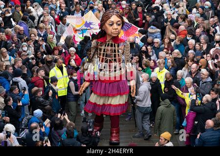 Rochdale, Regno Unito, 2 novembre 2021. Little Amal un'opera d'arte viva di 3.5 metri di altezza di un giovane rifugiato siriano che ha viaggiato attraverso la Turchia, la Grecia, l'Italia, la Francia, la Svizzera, Germania, Belgio e Regno Unito, a Rochdale, Regno Unito, si è vista l’attenzione sulle urgenti necessità dei giovani rifugiati. In arabo, Amal significa “speranza” e secondo gli organizzatori la speranza è incarnata in ogni passo del cammino, il viaggio attraverso l’Europa iniziato a luglio. Credit: Jon Super/Alamy Live News. Foto Stock