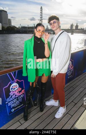 Londra, Regno Unito. 2 novembre 2021. Emily Miller e Cam Holmes partecipano al Jingle Bell Ball Kick Off Party della capitale presentato da Barclaycard, sulla barca Silver Sturgeon sul Tamigi a Londra. Data foto: Martedì 2 novembre 2021. Il credito fotografico dovrebbe essere: Matt Crossick/Empics/Alamy Live News Foto Stock