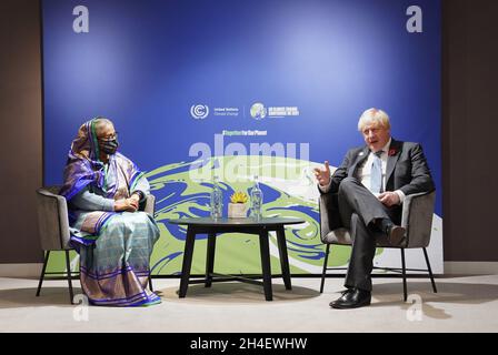 Il primo Ministro Boris Johnson con il primo Ministro del Bangladesh Sheikh Hasina Wazed durante un incontro bilaterale durante il vertice del Cop26 presso lo Scottish Event Campus (SEC) a Glasgow. Data foto: Martedì 2 novembre 2021. Foto Stock