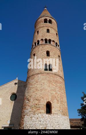 La cattedrale di Santo Stefano nella città mediterranea di Caorle nel Mare Adriatico, Italia del Nord Foto Stock